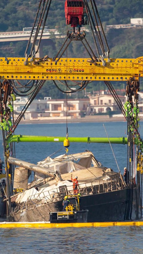 FOTO: Kapal Pesiar Mewah Bayesian Milik Taipan Inggris Mike Lynch  Berhasil Diangkat Dari Dasar Laut Sisilia