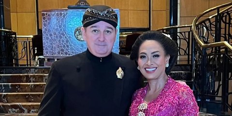 7 Potret Alain Ayah Sambung Alyssa Daguise yang Jarang Tersorot Kamera di Pernikahan Sang Anak, Pakai Beskap Jawa dan Hobi Senyum Lebar