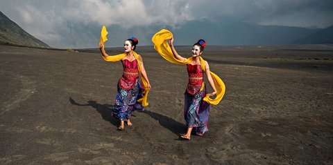 FOTO: Harmonisasi Tarian dan Keindahan Lautan Pasir di Eksostika bromo 2025