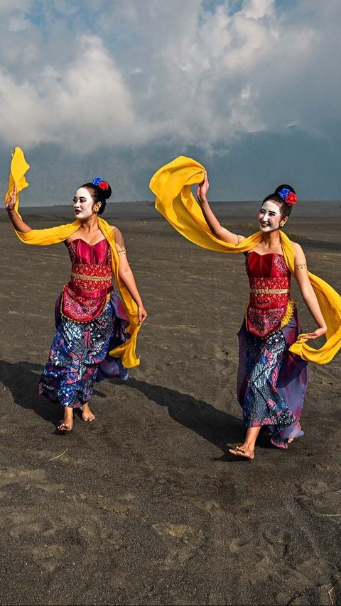 FOTO: Harmonisasi Tarian dan Keindahan Lautan Pasir di Eksostika bromo 2025