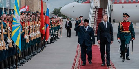 VIDEO: Langkah Prabowo Terhenti Beri Hadiah Paspampres Rusia Berbadan Jangkung yang Sigap Mengawal