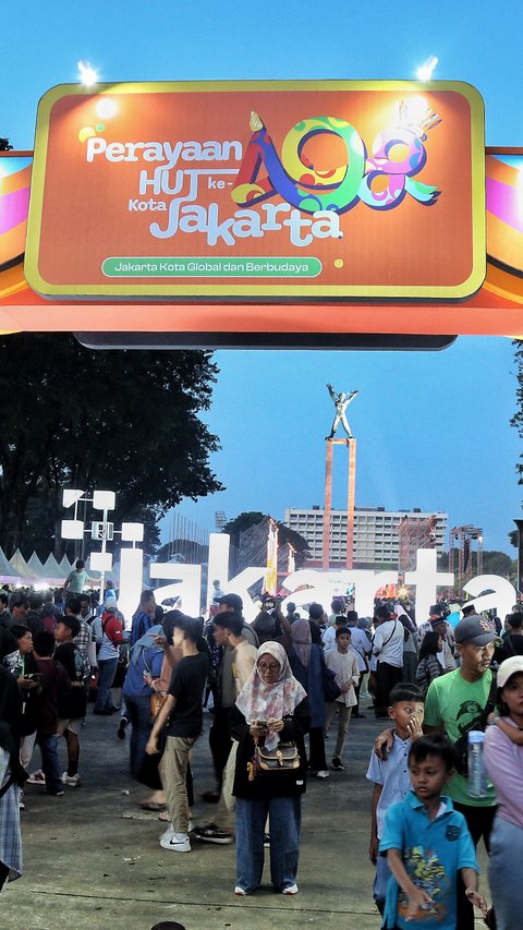 FOTO: Berlangsung Meriah, Ribuan Warga Padati Malam Puncak HUT ke-498 Kota Jakarta