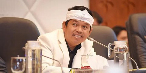 Momen Dedi Mulyadi Disiram Air oleh Tukang Bangunan Berjimat