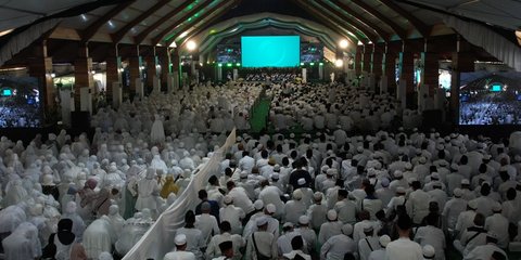 Gus Muhaimin & Ribuan Jemaah Tarekat Berkumpul Peringatan Tokoh Tasawuf Dunia di Surau Qutubul Amin Depok Depok