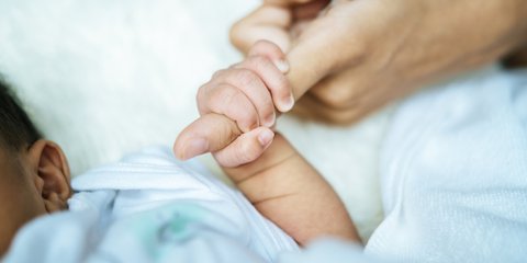 Tragis! Bayi Ini Mulanya Demam, Dipasang Infus Tangannya Malah Bekak & Hitam Berujung Diamputasi