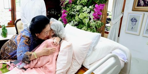 Spesial Megawati Dapat Potongan Kue Pertama, Pelukan Hangat Istri Jenderal Jujur Hoegeng Ultah ke-100