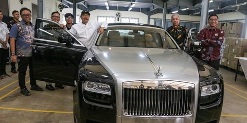 FOTO: Kemensos Lelang Mobil Mewah Roll-Royce Rp2,5 Miliar, Hasilnya untuk Renovasi Rumah Warga di Makassar