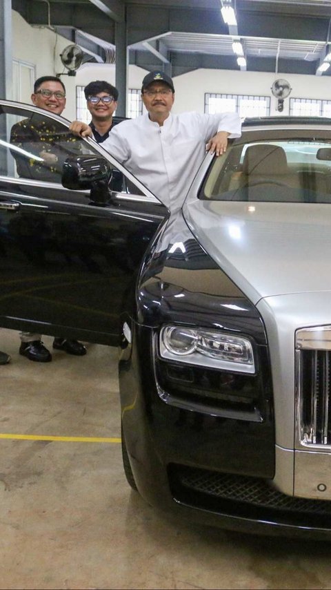 FOTO: Kemensos Lelang Mobil Mewah Roll-Royce Rp2,5 Miliar, Hasilnya untuk Renovasi Rumah Warga di Makassar