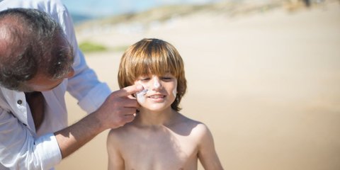 Sunscreen Anak-Anak Ternyata Bisa Lebih Baik untuk Kulit Dewasa, Ini Alasannya!