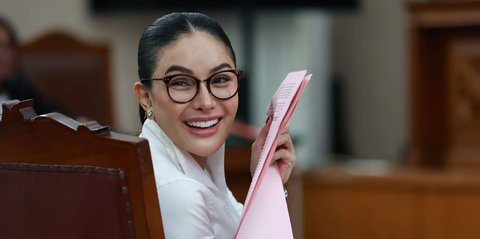 FOTO: Gaya Nikita Mirzani Jalani Sidang Perdana Kasus Dugaan Pemerasan Bos Skincare