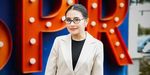 6 Ide Outfit Kantor Prilly Latuconsina, Mulai dari Gaya Kasual Hingga Formal
