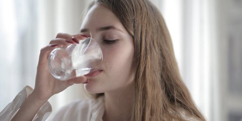 Kebanyakan Minum Air Putih Berbahaya? ini Penjelasannya