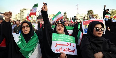 FOTO: Euforia Warga Iran Turun ke Jalan Rayakan Gencatan Senjata dengan Israel