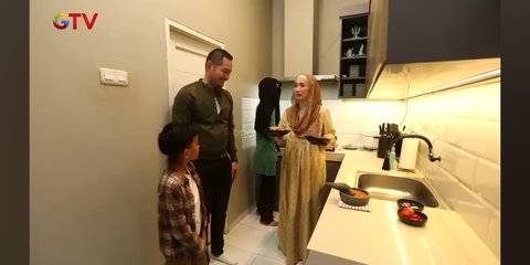 5 Potret Dapur Mungil Desy Ratnasari Kental Nuansa Monokrom, Perabotan Kulkas Hingga Oven Ada di Ruang Makan
