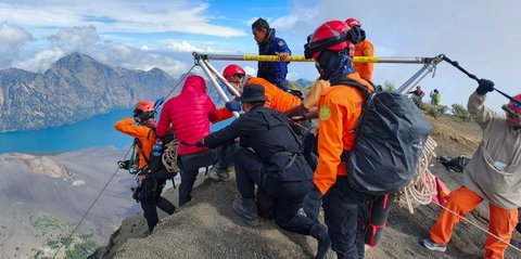 FOTO: Tim SAR Evakuasi Jasad  WNA Brasil  yang Jatuh di Gunung Rinjani