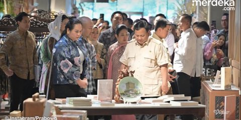 ⁠Momen Prabowo Lengket dengan Titiek Soeharto Sambil Canda saat Belanja: Bawa Uang Enggak Kita?