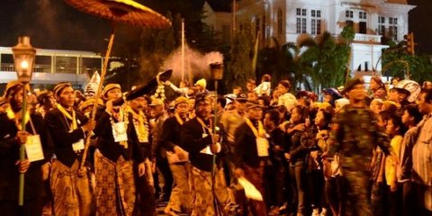 Mengenal Tradisi 'Mubeng Beteng' di Keraton Yogyakarta untuk Menyambut Satu Suro