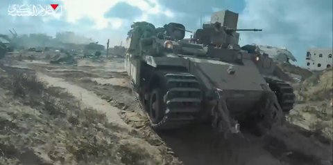 VIDEO Pejuang Hamas Naik ke Tank Israel di Gaza Lalu Lemparkan Bom, 7 Tentara Zionis Tewas Terbakar