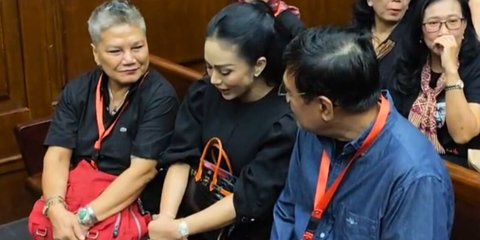 Potret Cantik Mimi KD Berbaju Hitam Hadiri Sidang Hasto Kristiyanto