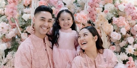 8 Potret Momen Aqiqah Xandraya Anak Siti Badriah-Krisjiana, Tiba-Tiba Xarena Malah Nangis Gara-Gara Hal Ini