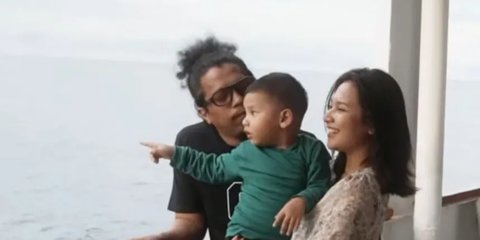 7 Potret Bahagia Arie Kriting dan Indah Permatasari Ajak Anak Kesayangan Mudik Naik Kapal Pelni, Jadi Momen Perdana Buat Naka