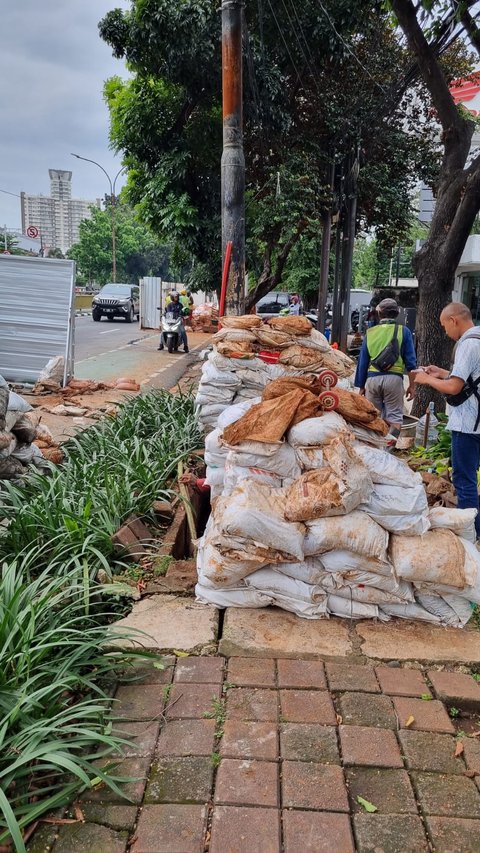 Hak Pejalan Kaki Jakarta Dirampok Proyek Galian, Trotoar Jalan Saharjo Dipenuhi Barang Proyek