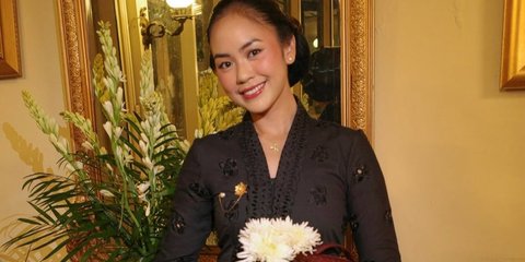 6 Potret Cantik Menawan Rania Yamin Cicit Pahlawan Moh Yamin Ikut Kirab Malam 1 Suro Mangkunegaran Solo, Pakai Kebaya Hitam Bersanggul
