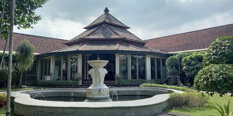 Deretan Artis Tanah Air Hadiri Kirab Malam 1 Suro Mangkunegaran di Solo, Tampil Menawan Pakai Baju Adat Serba Hitam