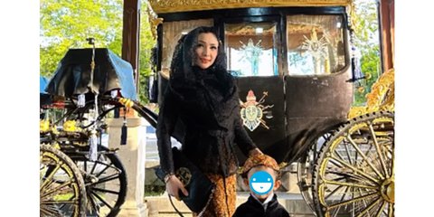 6 Potret Detail Kebaya Roro Fitria saat Hadiri Peringatan Malam 1 Suro Mangkunegaran Solo, Pakai Kebaya Hitam dengan Bros Emas Mewah