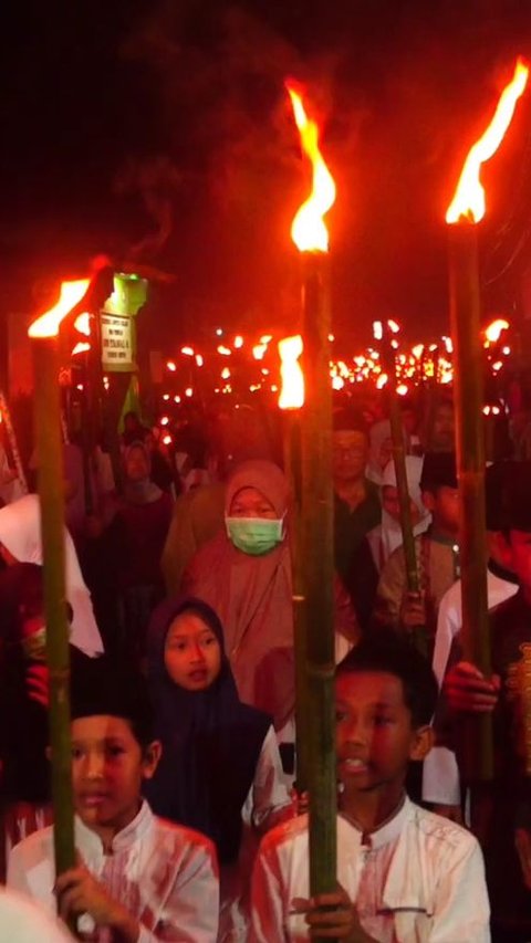 Potret Meriahnya Ribuan Warga Lumajang Pawai Seribu Obor Sambut Tahun Baru Islam