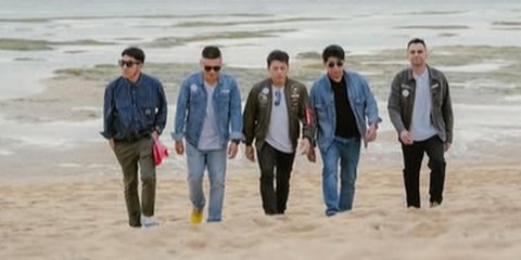 Potret Ariel Noah Dipertemukan 'Kembaran' oleh The Dudas Minus One, Sosoknya Tak Asing - Asyik Main di Pantai