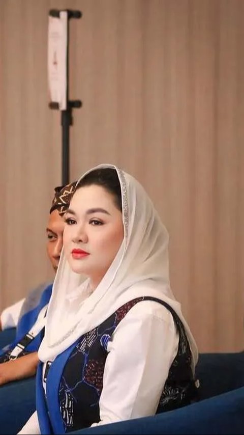 Cantik dan Anggun, Penampilan Sherina Munaf dan Vicky Shu Mengenakan  Kebaya Hitam saat Acara Satu Suro di Solo