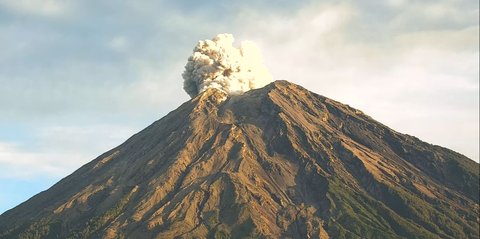 Gunung Semeru Batuk Lagi, Semburkan Abu Vulkanik 1000 Meter