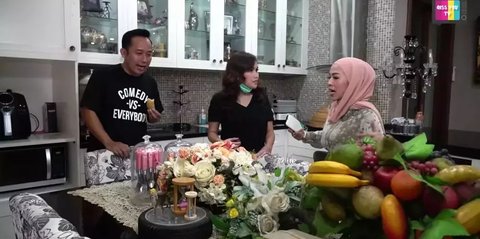 5 Potret Dapur di Istana Megah Denny Cagur, Bergaya Modern Klasik dengan Kitchen Set Putih yang Elegan