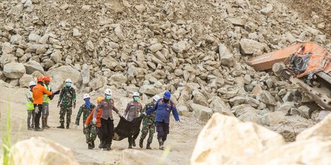 FOTO: Potret Pencarian Korban Longsor Tambang Batu Kapur di Gunung Kuda Cirebon, 21 Tewas dan 4 Masih Hilang