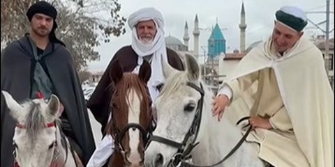 Ingat 3 Bule Muslim Asal Spanyol Pergi Haji Naik Kuda? Kini Mereka Sudah Sampai & Menangis di Depan Kabah