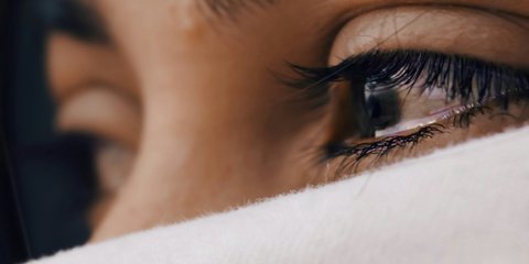 Alasan Menangis karena Emosi Ternyata Lebih Berpotensi Menyebabkan Mata Bengkak