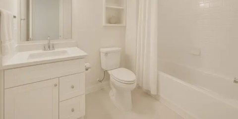 Cara Hilangkan Noda Kerak pada Lantai Kamar Mandi Putih & Berwarna