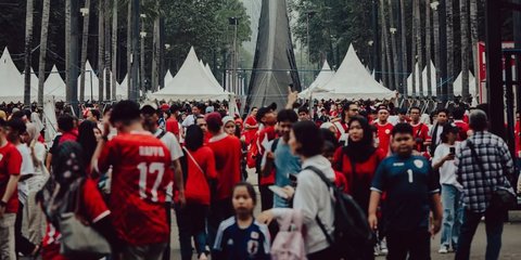 Inspirasi Outfit Nonton Bola di Stadion, Stylish Tapi Tetap Nyaman