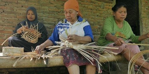 Bupati Ipuk Batasi Penggunaan Kantong Plastik, UMKM Kerajinan Bambu Kembali Bergairah