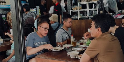 Jalan-Jalan ke Solo, Pensiunan Jenderal Polisi Makan Soto Gading Rasanya 'Uenak Tenan'