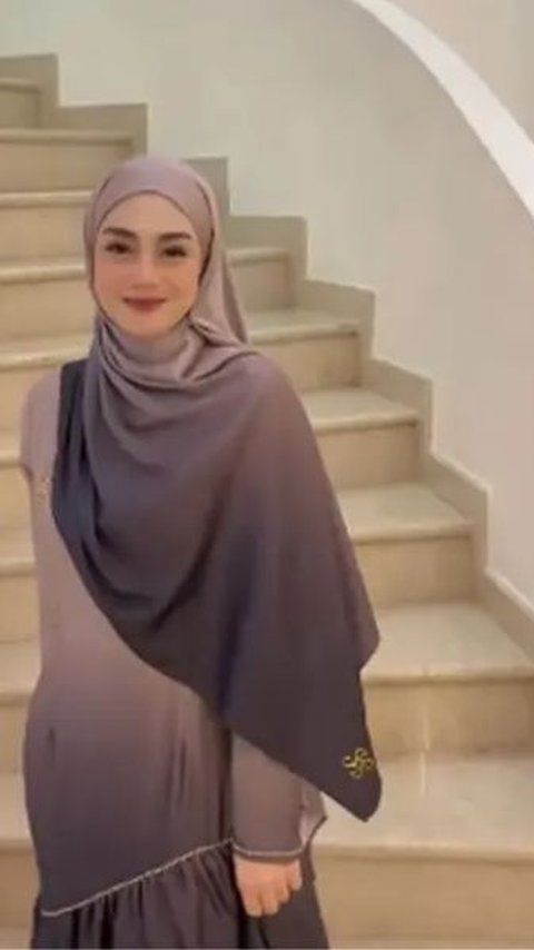 Pesona Celine Evangelista Kenakan Gamis Gradasi, Anggun Memikat Bisa Jadi Inspirasi Tampilan Syar'i