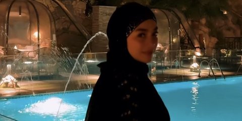 Mancung dan Cantik, Potret Celine Evangelista Pakai Gamis Gradasi Begitu Anggun