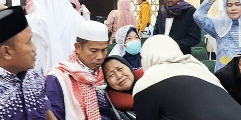 Tangis Sri Pecah saat Pulang ke Tanah Air, Suami Meninggal di Arab Saudi
