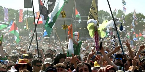Penyanyi Ini Tuai Pujian Setelah Serukan ‘Matilah IDF’ di Festival Glastonbury Inggris
