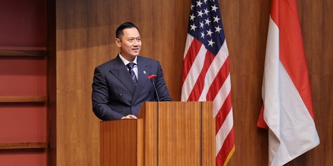 AHY Lagi Ngobrol Serius, Tiba-Tiba Ada Gadis Lucu Ngolongi Sang Menko Bikin Tak Bisa Berkata-kata