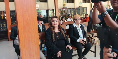 Lisa Mariana Hadir di PN Bandung, Kuasa Hukum Ingin Ridwan Kamil juga Datang