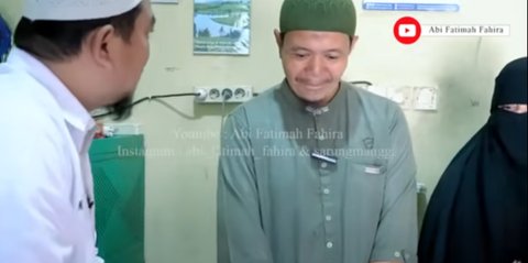 Sering Bolos Masuk Kerja, Pria Ini Rela Urus Sang Ibu yang Sedang Sakit 'Karena Surga Ada di Telapak Kaki Ibu'