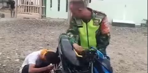 Anggota TNI Gregetan Paksa Tempelkan Kuping Pemuda ke Knalpot Brong, Aksinya Jadi Sorotan
