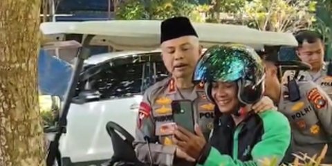 Asyik Sedang Video Call dengan Sang Istri, Ojol Ini Kaget Tiba-tiba Disamperi Jendral Polisi